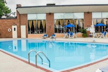 هتل Quality Inn Harrisburg Downtown Riverfront