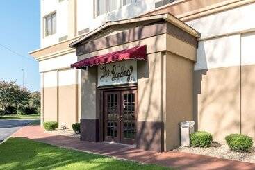 هتل Ramada By Wyndham Birmingham Airport