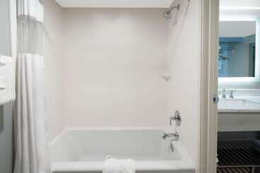 هتل Ramada By Wyndham Burbank Airport