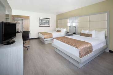 هتل Ramada By Wyndham Burbank Airport