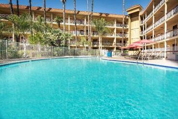 هتل Ramada By Wyndham Burbank Airport