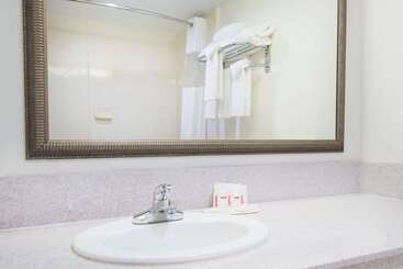 هتل Ramada By Wyndham Enid