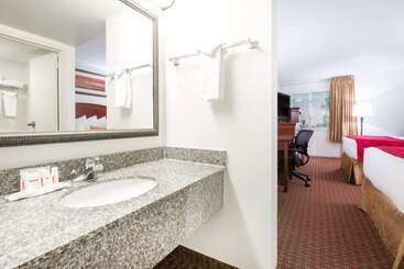 هتل Ramada By Wyndham Enid