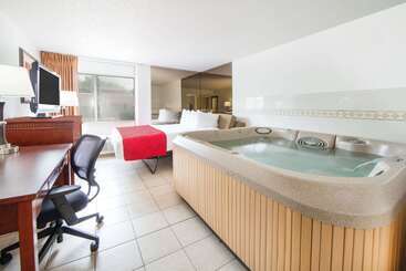 هتل Ramada By Wyndham Enid