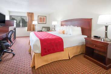 هتل Ramada By Wyndham Enid
