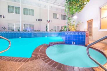 هتل Ramada By Wyndham Enid