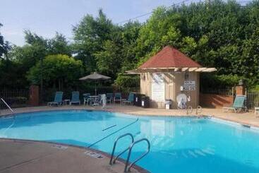 هتل Ramada By Wyndham Gainesville