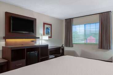هتل Ramada By Wyndham Spokane Airport