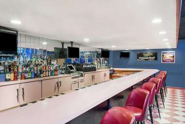 هتل Ramada By Wyndham Watertown Thousand