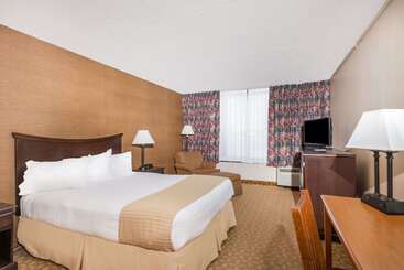 هتل Ramada By Wyndham Watertown Thousand