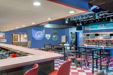 هتل Ramada By Wyndham Watertown Thousand