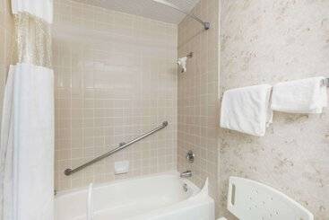 هتل Ramada By Wyndham Watertown Thousand