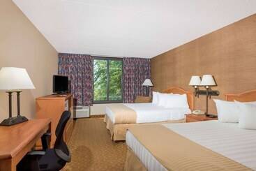 هتل Ramada By Wyndham Watertown Thousand