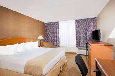هتل Ramada By Wyndham Watertown Thousand