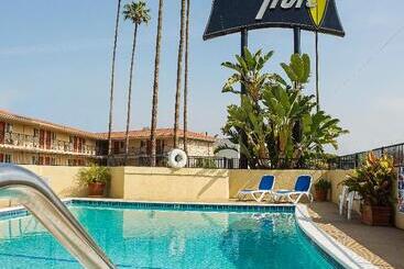 هتل Safari Inn, A Coast