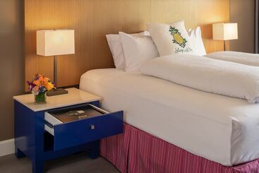 Staypineapple, Hotel Rose, Downtown Portland