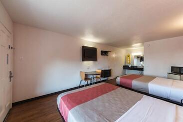 Отель Surestay  By Best Western San Antonio Riverwalk