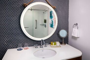 هتل The Reach Key West, Curio Collection By Hilton