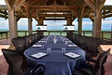 هتل The Reach Key West, Curio Collection By Hilton