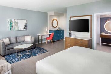 هتل The Reach Key West, Curio Collection By Hilton