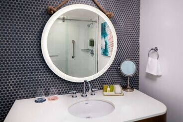 هتل The Reach Key West, Curio Collection By Hilton