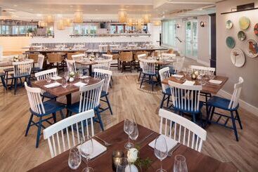 هتل The Reach Key West, Curio Collection By Hilton