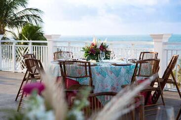 هتل The Reach Key West, Curio Collection By Hilton