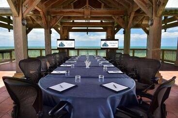 هتل The Reach Key West, Curio Collection By Hilton
