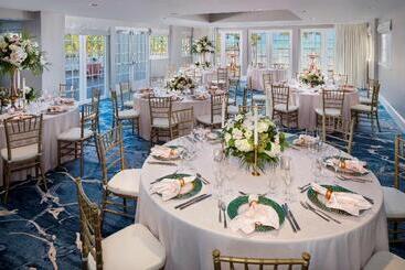 هتل The Reach Key West, Curio Collection By Hilton