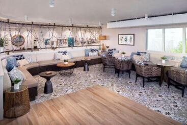 هتل The Reach Key West, Curio Collection By Hilton