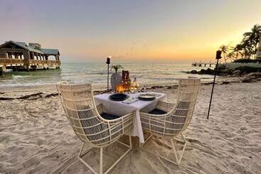 هتل The Reach Key West, Curio Collection By Hilton