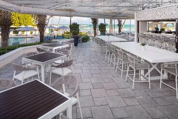 هتل The Reach Key West, Curio Collection By Hilton