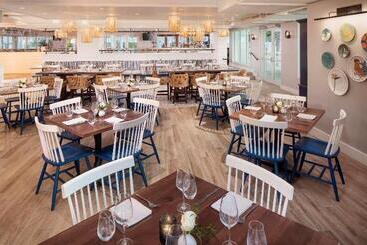 هتل The Reach Key West, Curio Collection By Hilton