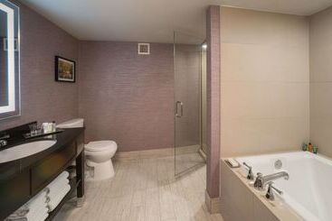 هتل The Saratoga Hilton