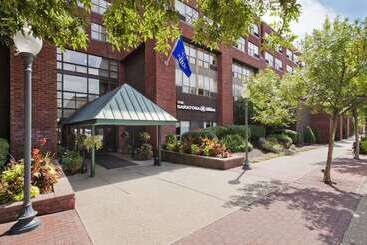 هتل The Saratoga Hilton