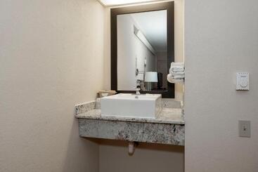 هتل Travelodge By Wyndham Peoria