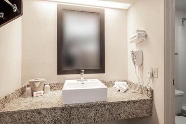 هتل Travelodge By Wyndham Peoria