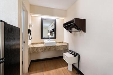 هتل Travelodge By Wyndham Peoria
