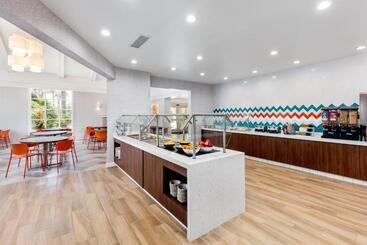 اقامتگاه Clementine Hotel & Suites Anaheim