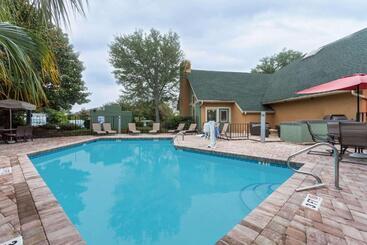 اقامتگاه Hawthorn Suites By Wyndham North Charleston