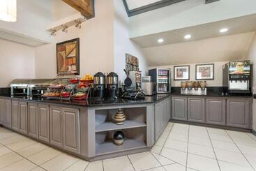 اقامتگاه Hawthorn Suites By Wyndham North Charleston