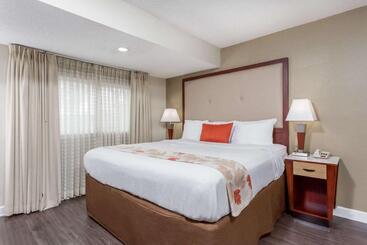 اقامتگاه Hawthorn Suites By Wyndham North Charleston