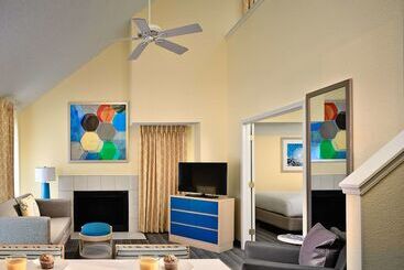 اقامتگاه Sonesta Es Suites Burlington Vt