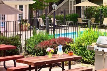 اقامتگاه Sonesta Es Suites Burlington Vt