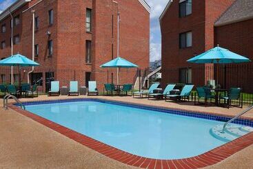 اقامتگاه Sonesta Simply Suites Memphis East Poplar Pike