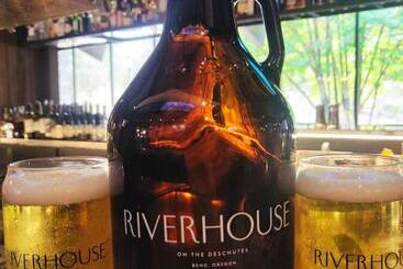 استراحتگاه Riverhouse Lodge