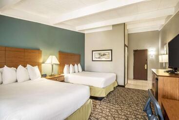 هتل Americinn By Wyndham Grand Rapids Airport North