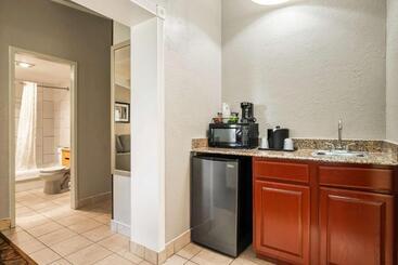 هتل Americinn By Wyndham Grand Rapids Airport North