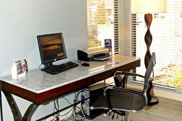 هتل Surestay By Best Western Kansas City Country Inn North