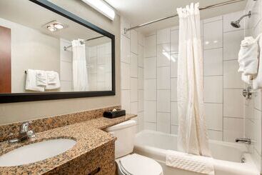 هتل Americinn By Wyndham Grand Rapids Airport North